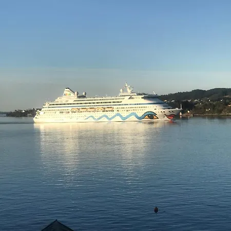 Vila Nydelig Ved Sjoen Med Oppvarmet Basseng *