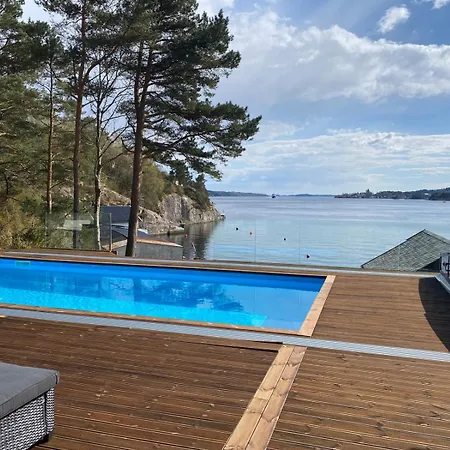 Nydelig Ved Sjoen Med Oppvarmet Basseng