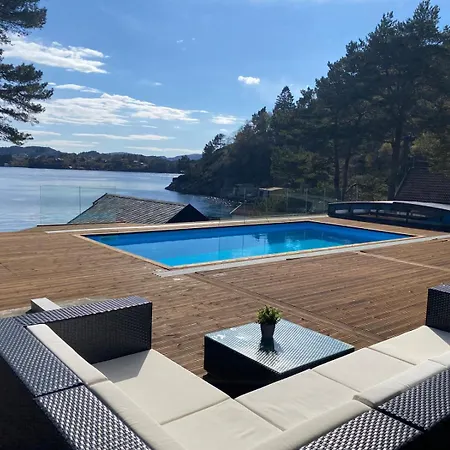 Nydelig Ved Sjoen Med Oppvarmet Basseng Bergen