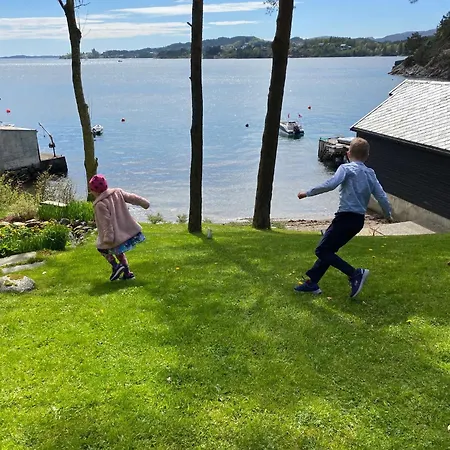 Nydelig Ved Sjoen Med Oppvarmet Basseng Vila *