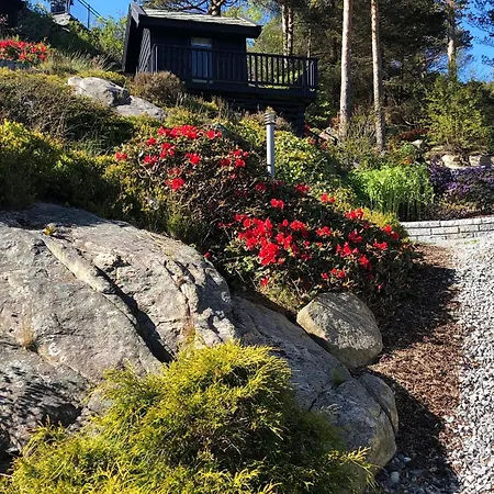 Nydelig Ved Sjoen Med Oppvarmet Basseng Vila Bergen