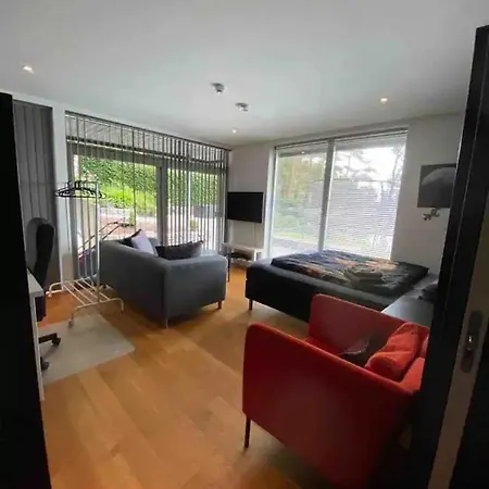 Villa Nydelig Ved Sjoen Med Oppvarmet Basseng Bergen