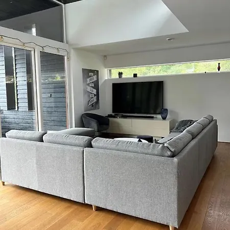 Nydelig Ved Sjoen Med Oppvarmet Basseng Vila