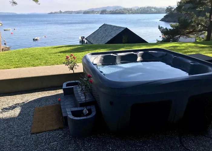 Nydelig Ved Sjoen Med Oppvarmet Basseng 卑爾根