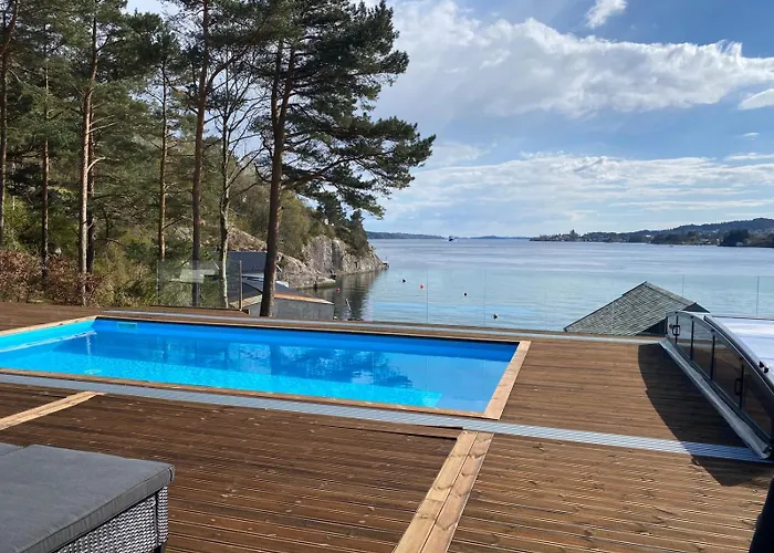 Nydelig Ved Sjoen Med Oppvarmet Basseng