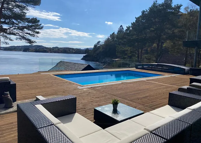 Nydelig Ved Sjoen Med Oppvarmet Basseng ברגן