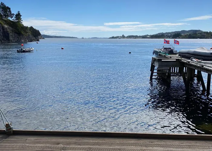 Nydelig Ved Sjoen Med Oppvarmet Basseng