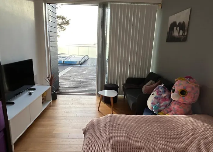 Nydelig Ved Sjoen Med Oppvarmet Basseng ברגן