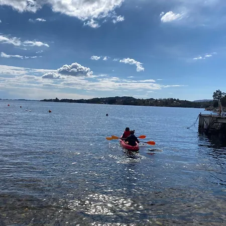 Nydelig Ved Sjoen Med Oppvarmet Basseng Bergen