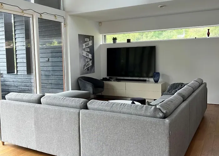 Nydelig Ved Sjoen Med Oppvarmet Basseng Vila Bergen