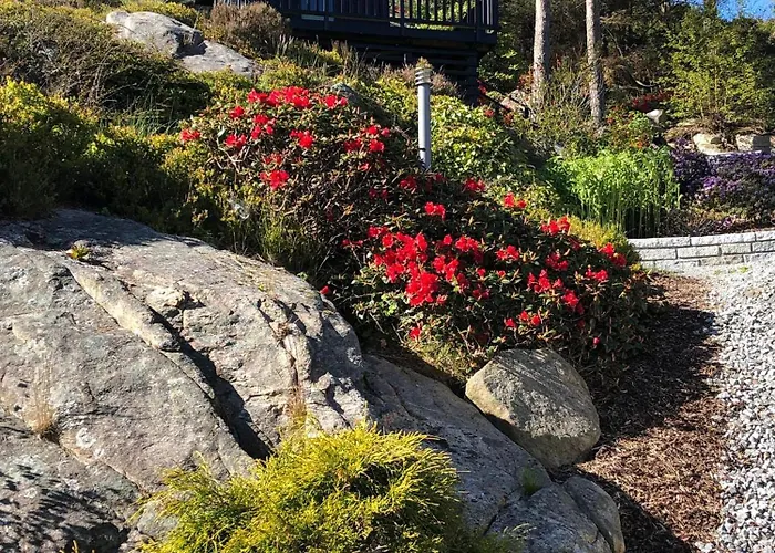 Nydelig Ved Sjoen Med Oppvarmet Basseng Vila Bergen