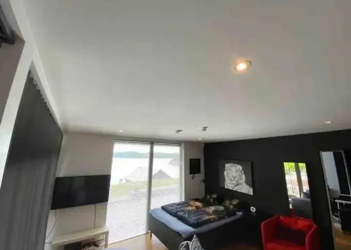 Nydelig Ved Sjoen Med Oppvarmet Basseng Vila *